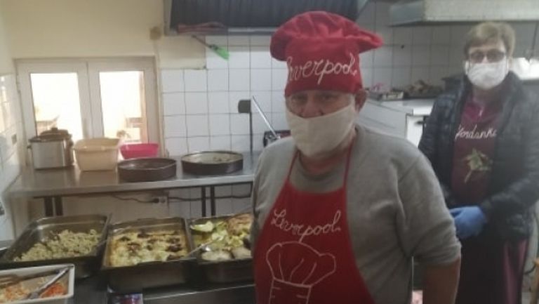 Известен фен на ЦСКА сложи престилка на Ливърпул и започна да готви за 30 крайно нуждаещи се