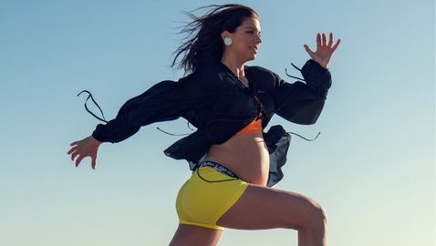 Бременна в деветия месец футболна звезда не спира с тренировките (видео)