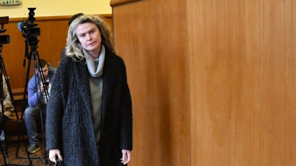 Жената на Васил Божков под конвой в съда, отказаха да я освободят