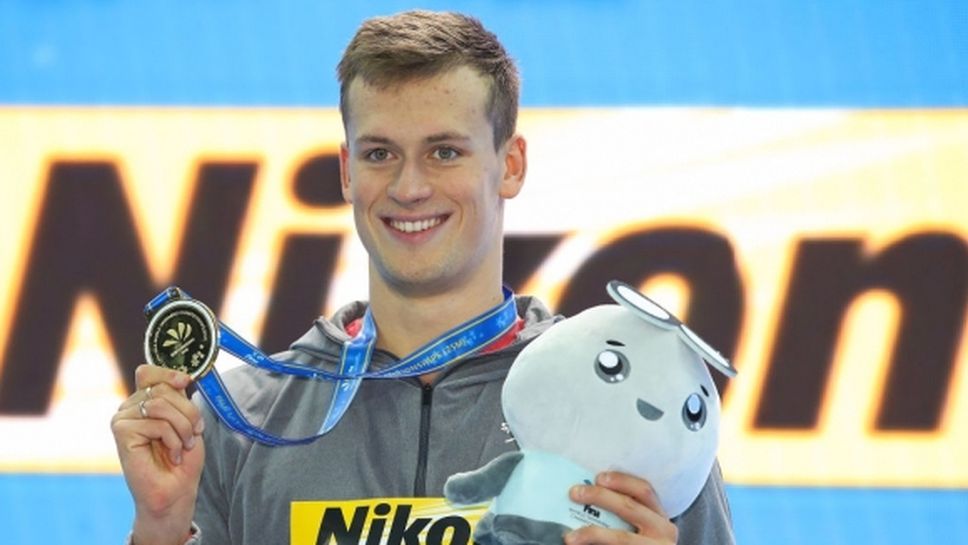 Плувец се обясни в любов… на водата