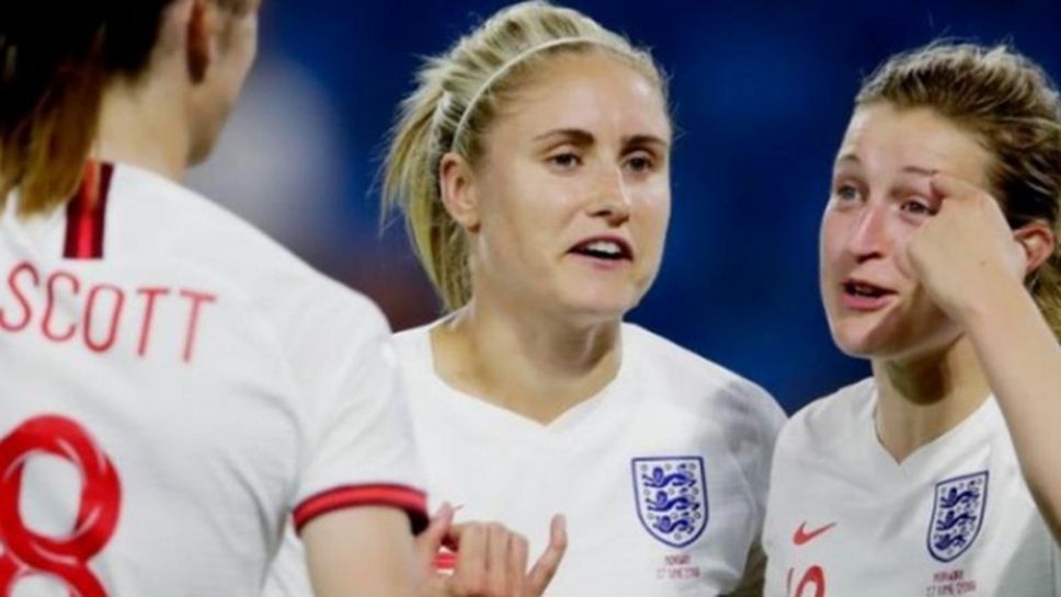 Женският национален отбор по футбол на Англия също направи колективно дарение