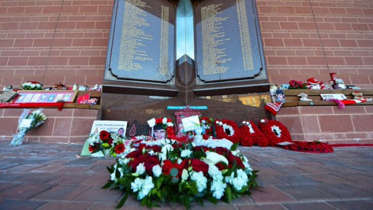 Ливърпул почита паметта на жертвите от "Хилзбъро" по по-особен начин