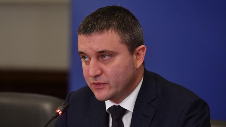 Министър Горанов съветва клубовете да не искат помощ по схемата "60/40"