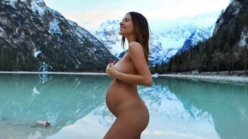 Жената на Чичарито отпразнува "Деня на земята" бременна и гола