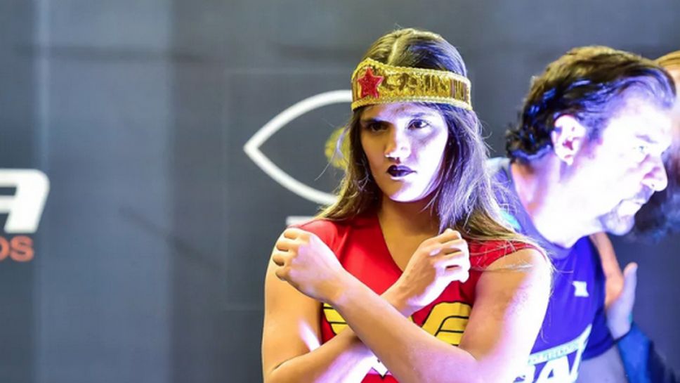 ММА състезателка преби ексхибиционист