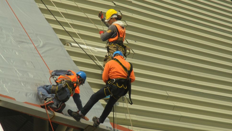 Алпинисти поставят хидроизолация върху покрива на зала "Арена Бургас" (галерия)