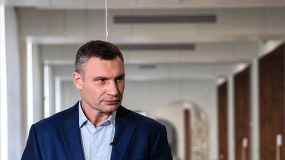 Виталий Кличко тренира в кабинета си (видео)