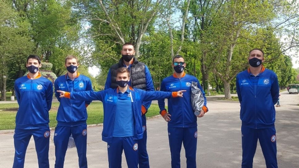 Волейболистите на Дунав станаха доброволци в парковете в Русе (видео)
