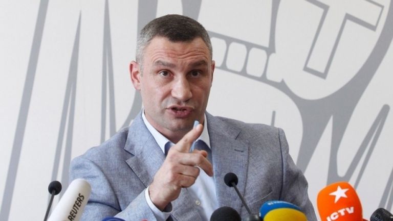 Виталий Кличко се подстрига сам под звуците на песента “Coronavirus” (видео)
