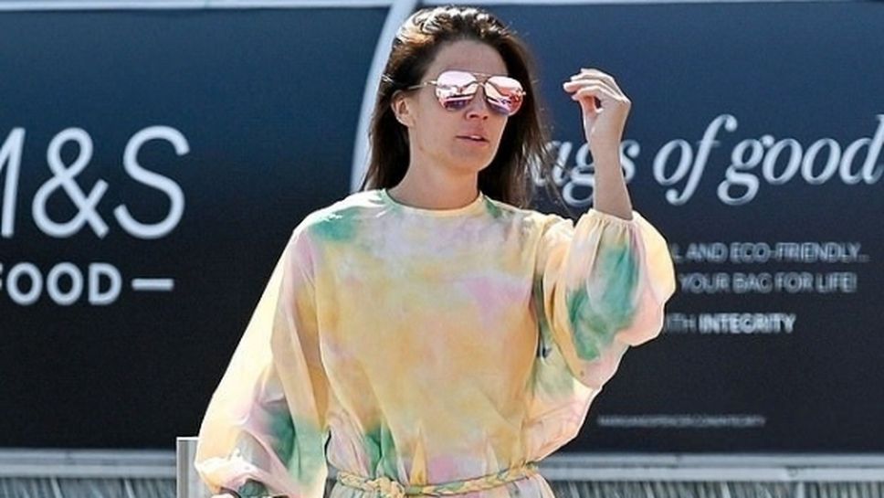 Бивша футболна съпруга събра погледите на опашка пред супермаркет (снимки)