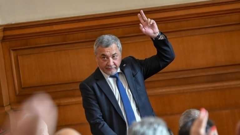 Валери Симеонов за Божков: Хвърчащи бележки и смс-и - това ли са новините на България?