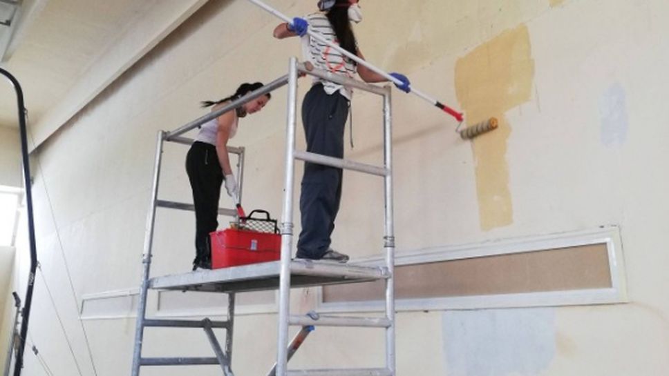 Доброволци запретнаха ръкави за ремонт на залата по спортна гимнастика на ЦСКА