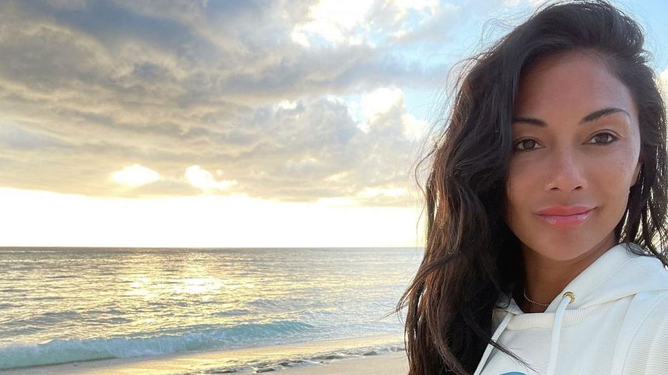 Никол разпали фантазиите без бельо