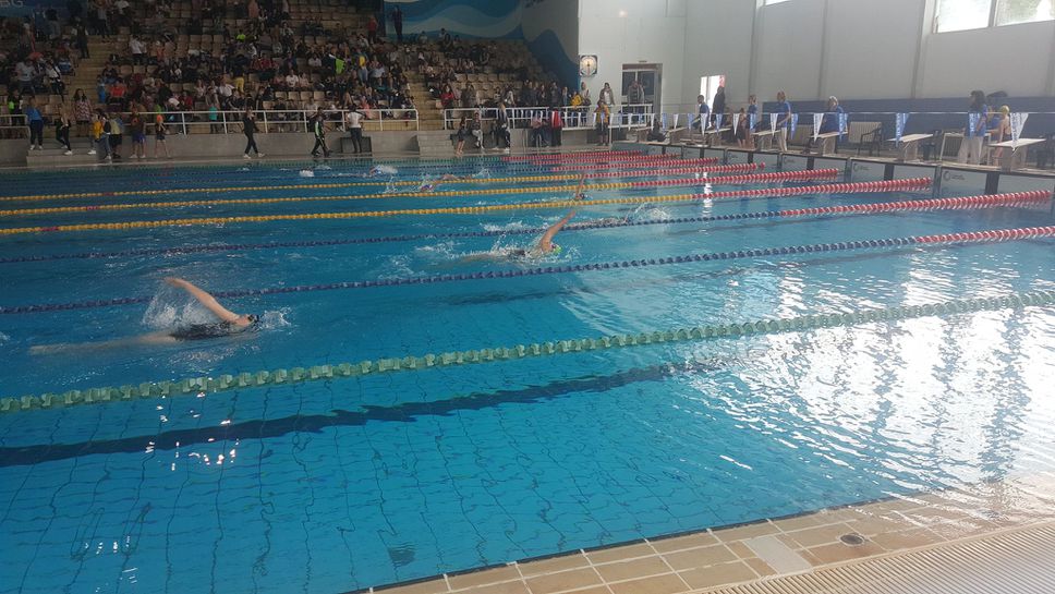 512 деца взеха участие в плувния турнир "Златоперки", Петър Стойчев награди призьорите