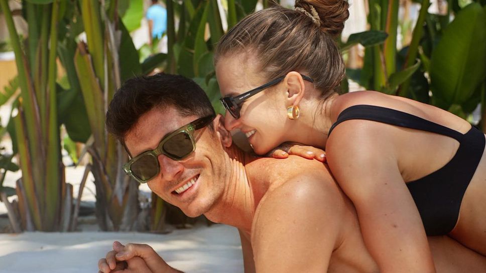 Жената на Левандовски обра точките по бански, той не й отстъпва с гореща снимка