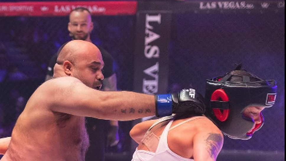 Мъж в тежка категория срещу две дами на румънска бойна галавечер