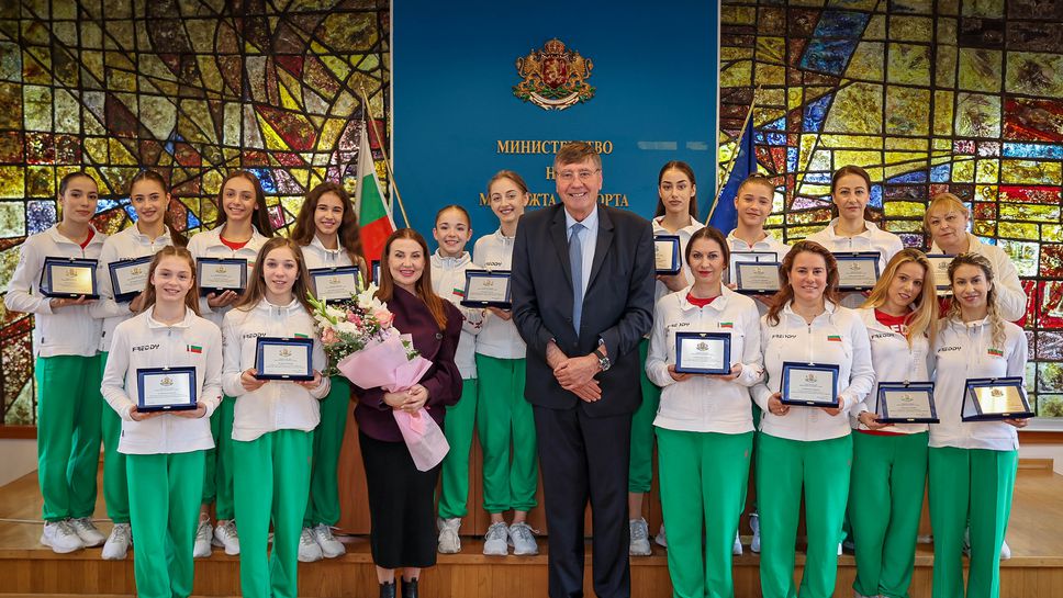 Министър Глушков награди медалистките от Европейското по художествена гимнастика