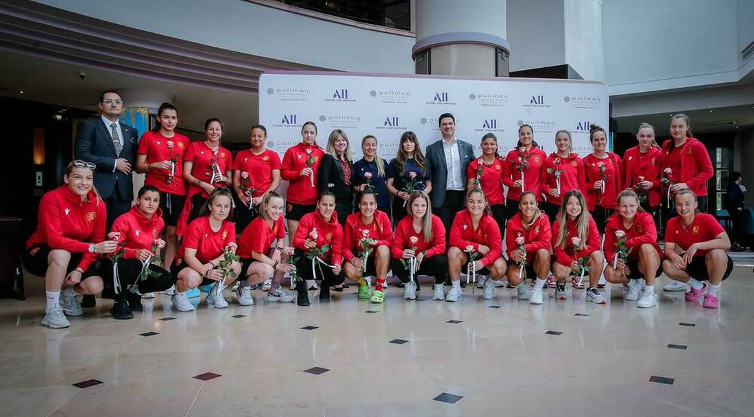 Посрещнаха с рози българските националки по футбол в Букурещ