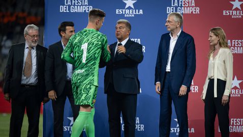  Лапорта към този момент е подготвен да се раздели с Тер Стеген, с цел да докара Жоан Гарсия в Барселона 