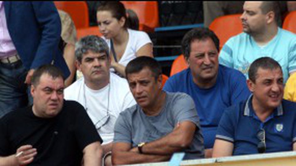 И двамата собственици проверяват играта на ЦСКА