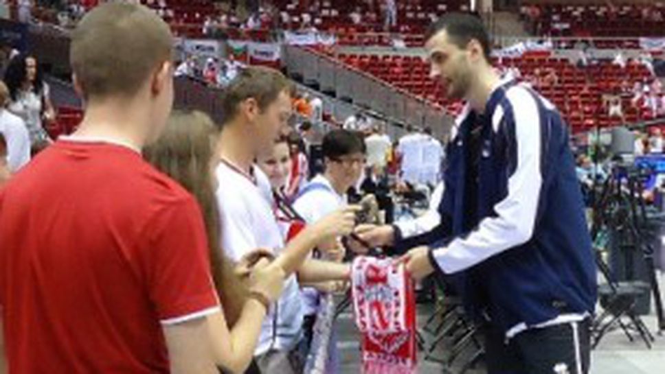 Поляци молят Стойчев и Казийски за снимки и автографи, „български” маникюр в Гданск