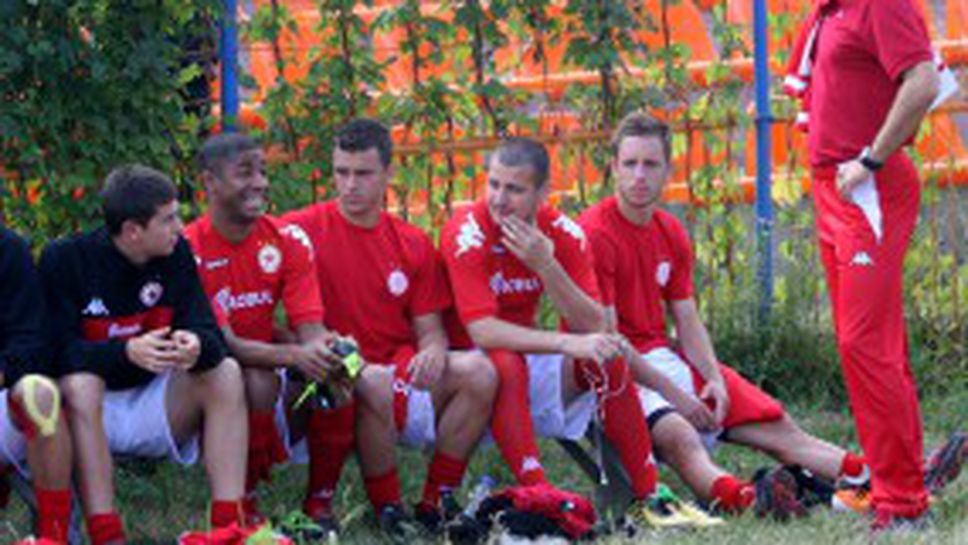 Радуканов чете конско на новата звезда на ЦСКА (снимки)