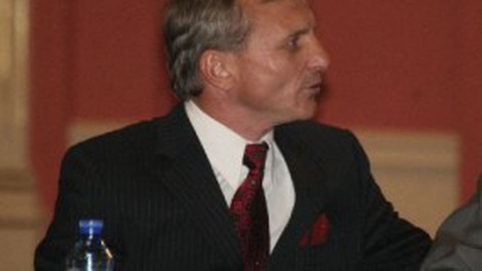 Гриша Ганчев изгледа тренировката на Литекс