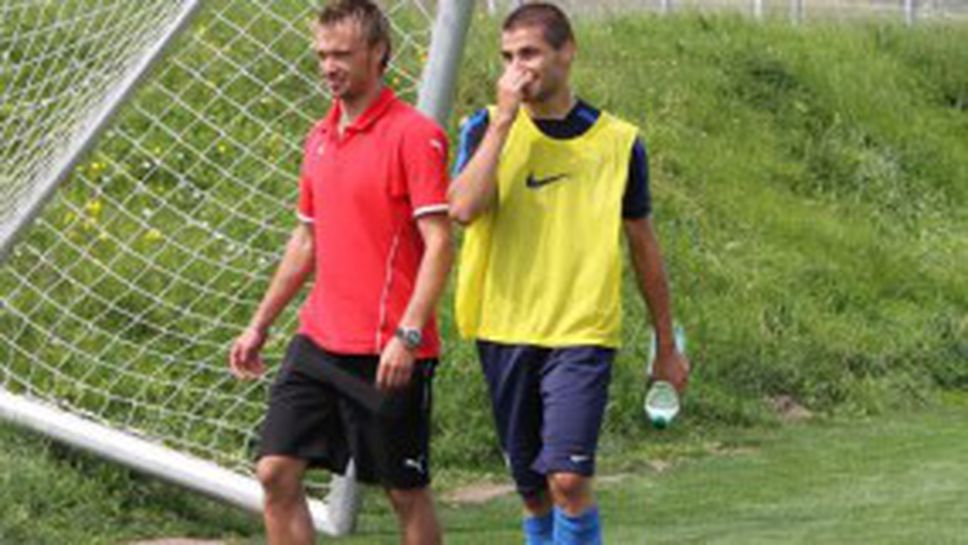 Сираков гледа Левски