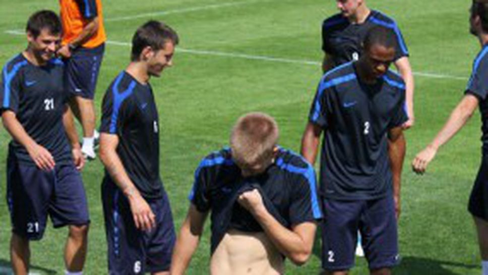 Титулярите в Левски гледат видео