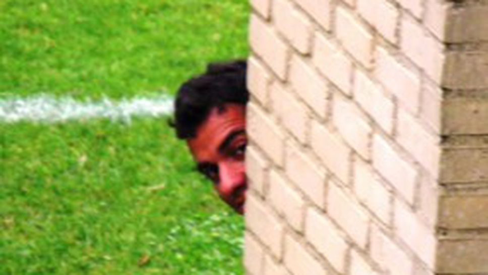 ВИДЕО: Звездите на ЦСКА гледат двубоя с Краковия от трибуните