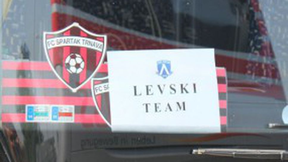 Левски долетя до Братислава с правителствения самолет, който отиде да върне Литекс (видео)