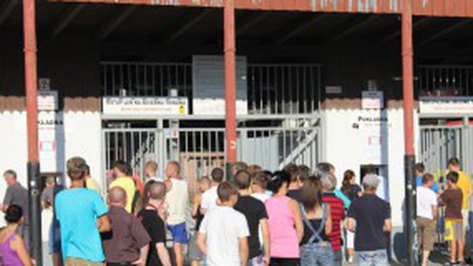 Големи опашки за билети, за да гледат Левски (снимки)