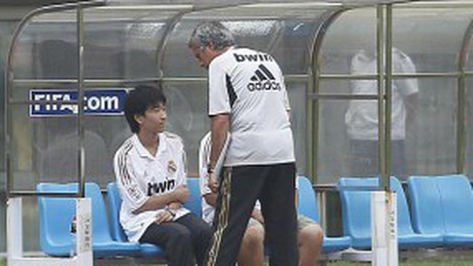 Моуриньо освободи скамейката за двама китайци