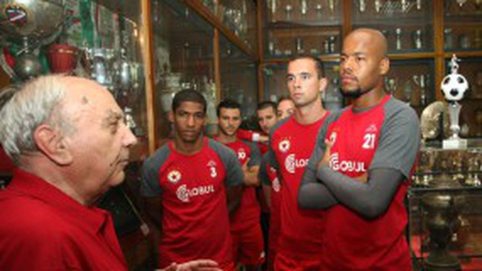 Новите в ЦСКА се запознаха с историята и титлите на клуба (видео)