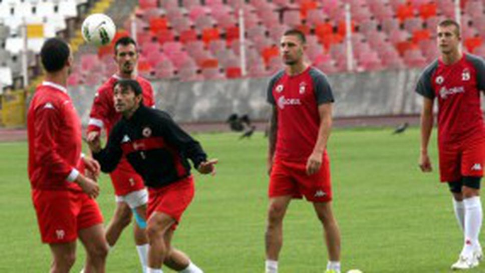 Един проблемен при "армейците" дни преди дербито с Локо (Сф) (снимки)