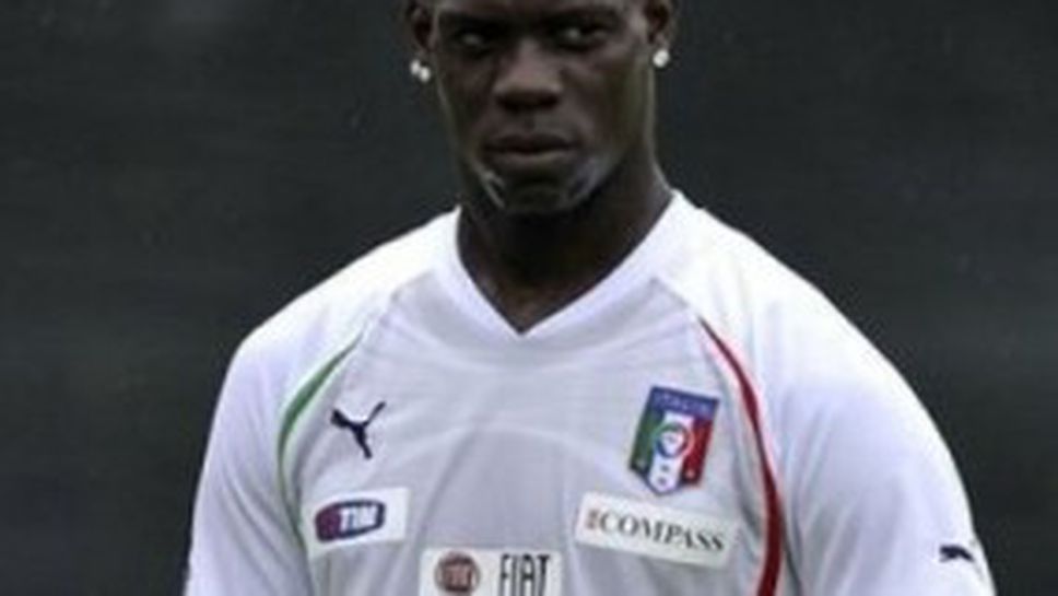 Балотели пак се издъни, слуша музика на резервната скамейка