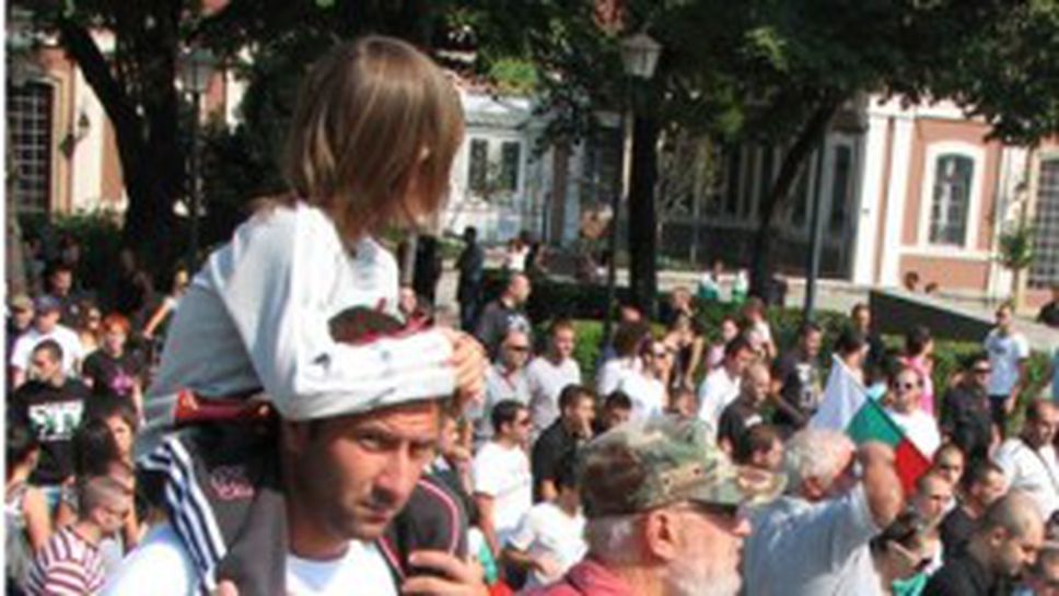 Футболисти на Ботев и Левски на шествието в памет на починалите младежи от Катуница