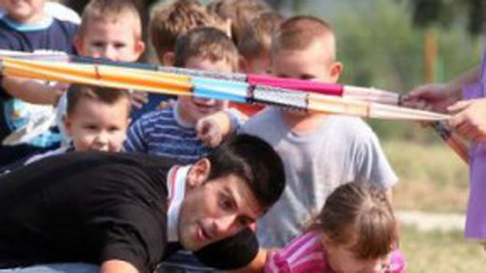 Джокович радва дечица в родината си