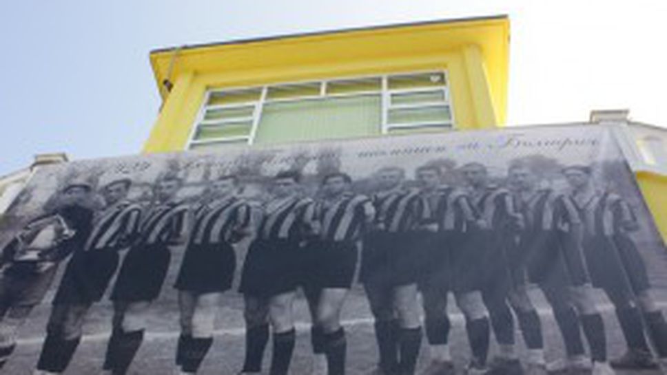 "Канарчетата" отбелязват 82 г. от първата титла с огромна снимка