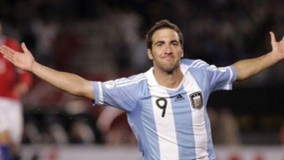 Игуаин: Невъзможно е да играеш лошо с Меси