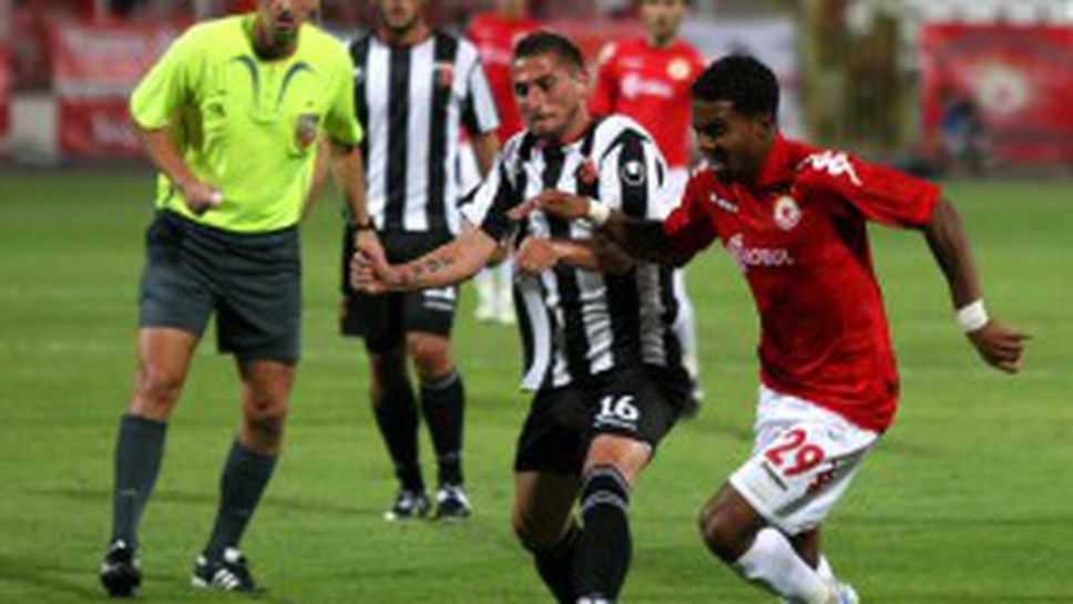 "Смърфовете" без четирима срещу Светкавица