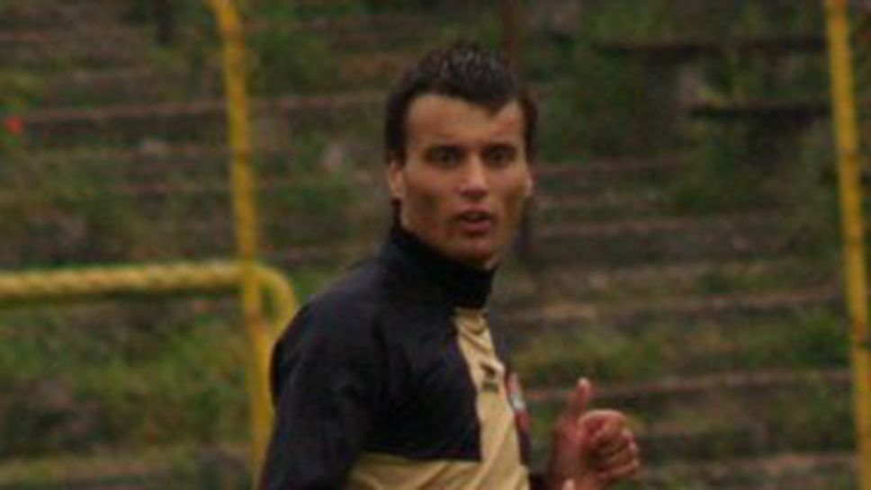 Оперират от херния защитник на "канарчетата"