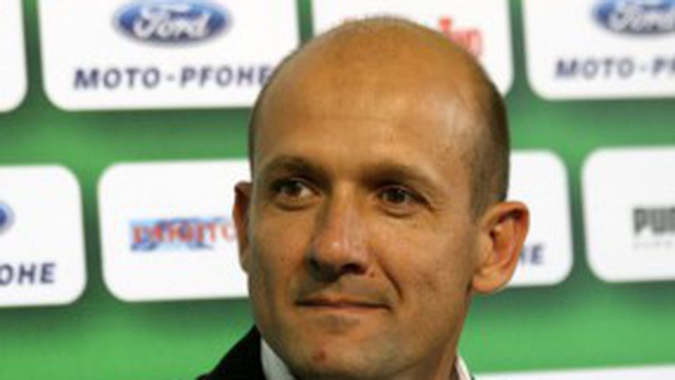 Ето как се отнесоха с Милен Радуканов по време на дербито (видео)