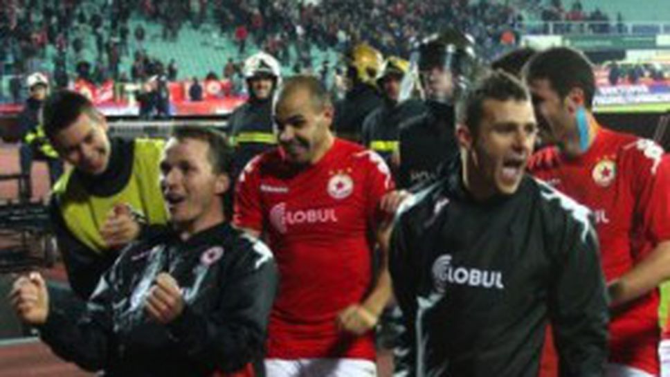 Мениджъри харесаха трима от "червените"