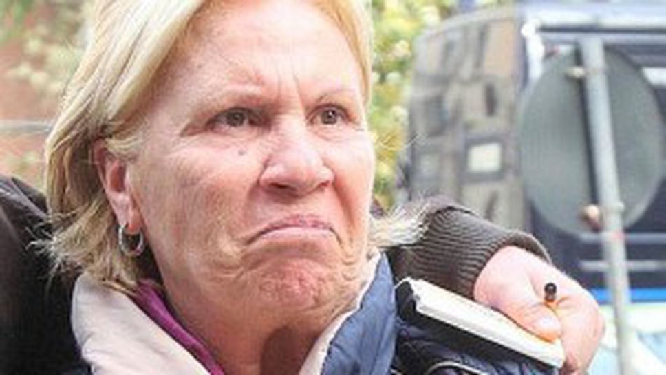 Съпругата и майката на Касано се появиха със сълзи на очи пред болницата