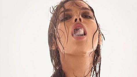 Ирина Шейк отново изкушава