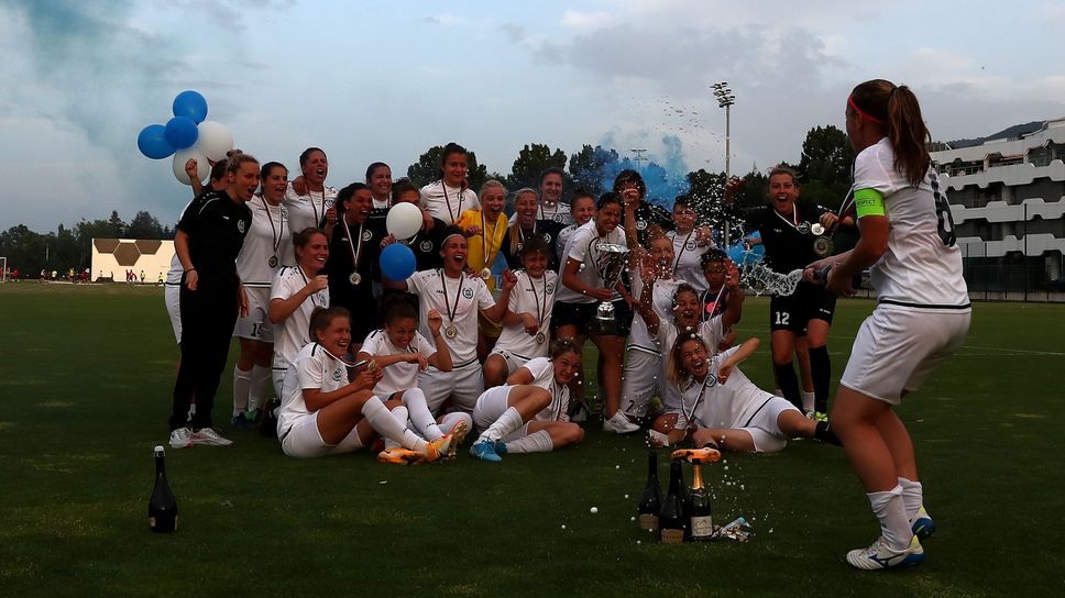 Състезателките на НСА вдигнаха Купата на България по футбол
