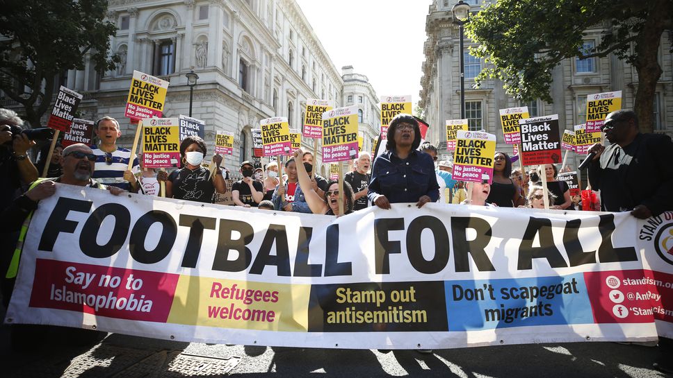 Английски фенове ще получават забрани вече и за онлайн престъпления