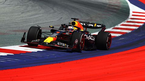 Верстапен пред пилотите на Ферари в единствената тренировка в Австрия