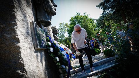  Левски сервира венци на гроба на Гунди и Котето 